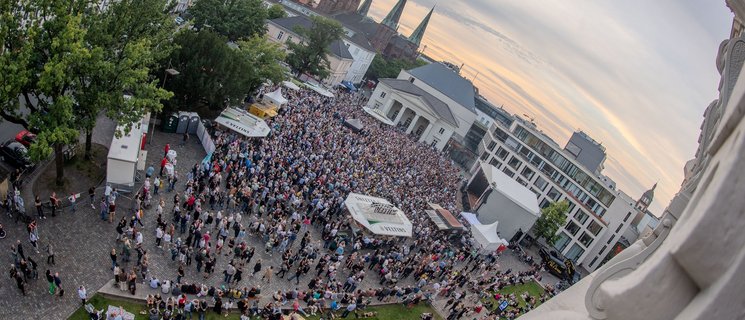 Blick aus dem Schloss auf den Schlossplatz während des Kultursommers. Foto: Sascha Stüber