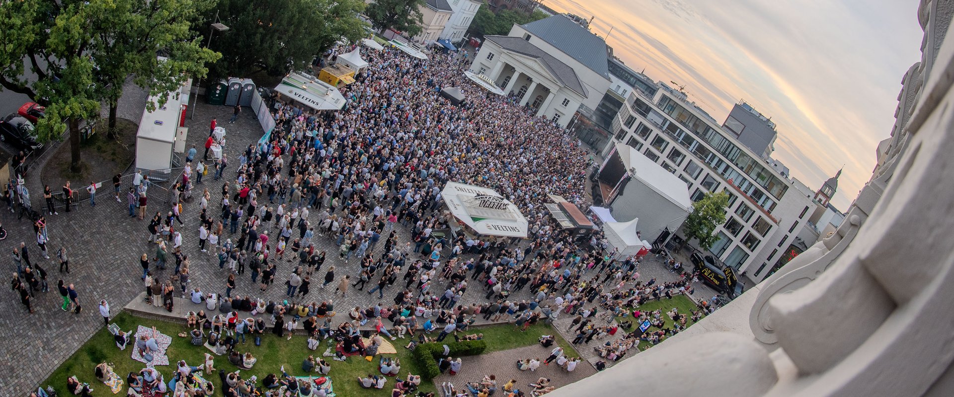 Blick aus dem Schloss auf den Schlossplatz während des Kultursommers. Foto: Sascha Stüber