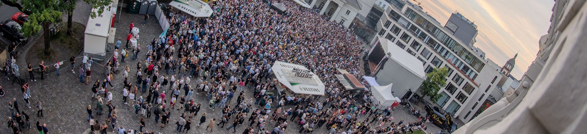 Blick aus dem Schloss auf den Schlossplatz während des Kultursommers. Foto: Sascha Stüber