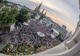 Blick aus dem Schloss auf den Schlossplatz während des Kultursommers. Foto: Sascha Stüber