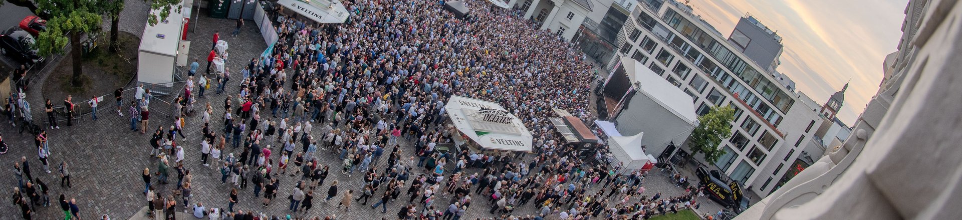 Blick aus dem Schloss auf den Schlossplatz während des Kultursommers. Foto: Sascha Stüber
