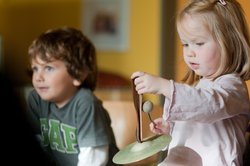 Kinder spielen Instrumente. Foto: Peter Duddek