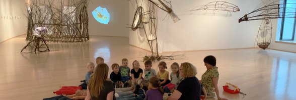 Gruppe von Kindern in der Ausstellung zum Projekt ARTPORT_making waves im Horst Janssen Museum. Foto: Robert Geipel und Insa Winkler