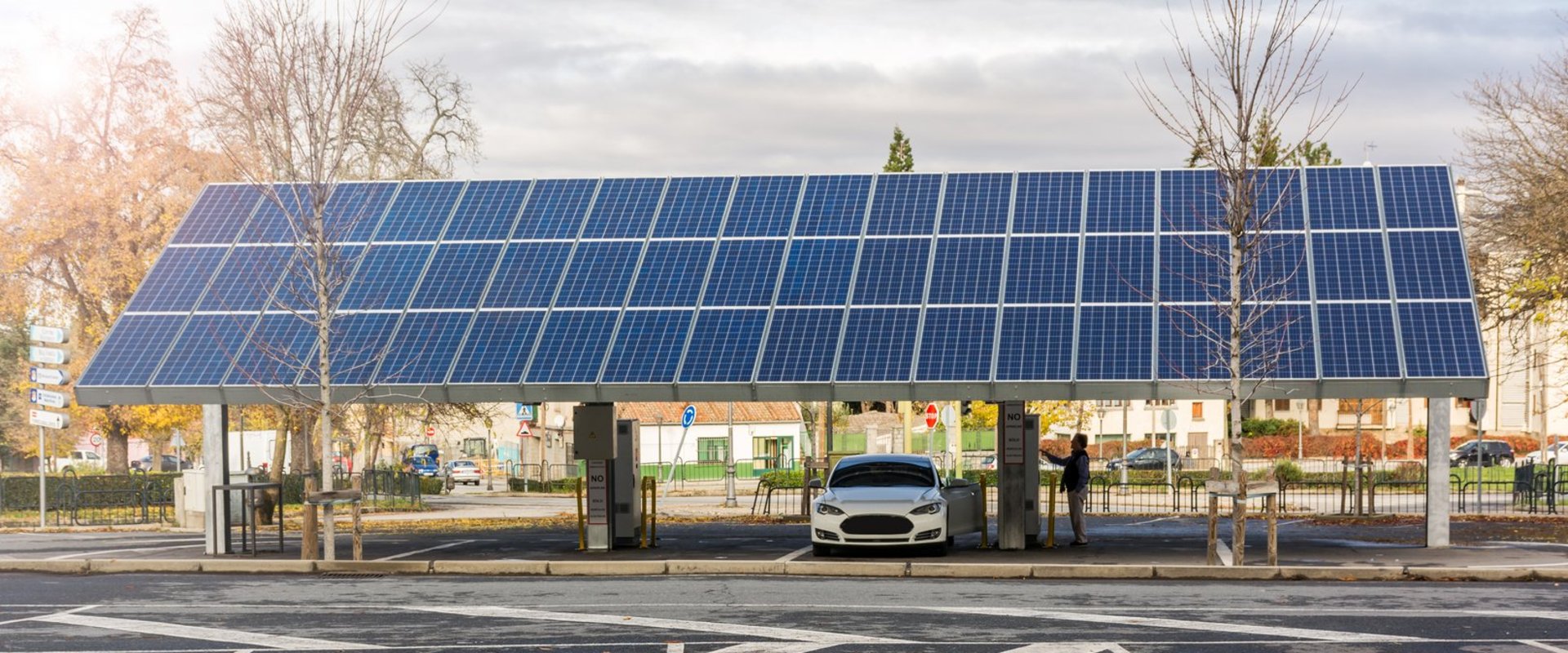Ladestation für E-Fahrzeuge mit Sorardach. Foto: Enrique del Barrio/adobe stock