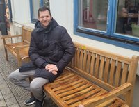 Innenstadtmanager Steffen Trawinski freut sich über das Angebot an mobilen Sitzbänken in der Oldenburger City und probiert es selbst aus. Foto: Stadt Oldenburg Foto: Stadt Oldenburg