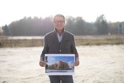 Stefan Fölsch von der GSG auf einer Fläche des Fliegerhorsts Oldenburg. Für das hier entstehende Gebäude werden alte Ziegel von Abbruchgebäuden des Fliegerhorsts wiederverwendet. Foto: Bonnie Bartusch