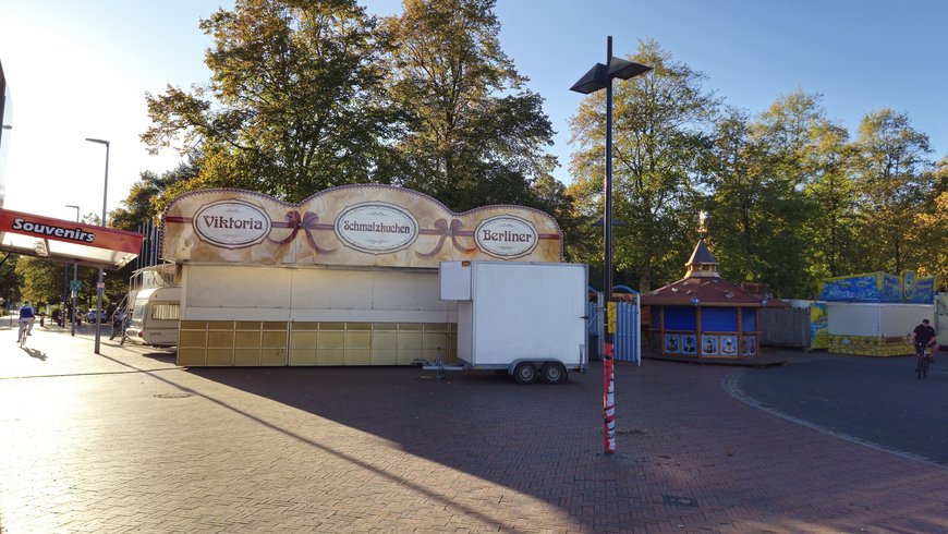 Die Schmalzkuchenbäckerei Louis Rath beim Aufbau auf dem Kramermarkt am 23. September 2025. Foto: Stadt Oldenburg