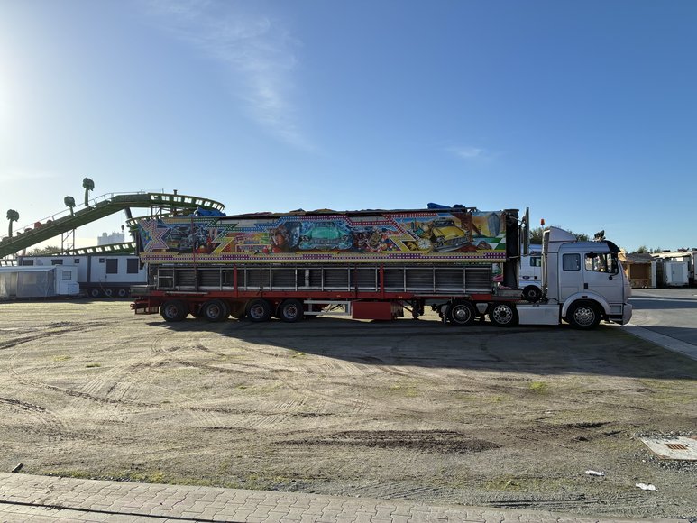Der Autoscooter „BEE-BOP-Drive“ beim Aufbau am 25. September 2026. Foto: Stadt Oldenburg 