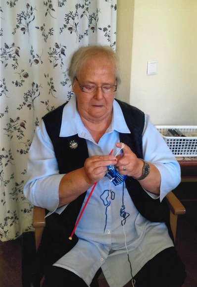 Eine Bewohnerin des HANSA Seniorenwohnstifts Ofenerdiek strickt mit am „Tipi“. Foto: privat.