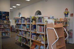 Bücher in einem Regal der Kinderbibliothek. Foto: Jan-Hauke