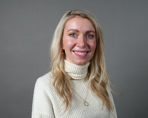 Karen Hanfeld ist die Koordinatorin fürs Rainbow Cities Netzwerk der Stadt Oldenburg. Foto: Stadt Oldenburg