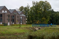 Entlang der Ofenerdieker Bäke entsteht seit Herbst der neue Bäkepark mit ersten Bodenarbeiten, der als Grüngürtel zwischen den Wohngebieten abgelegt wird. Foto: Sascha Stüber Entlang der Ofenerdieker Bäke entsteht seit Herbst der neue Bäkepark mit ersten Bodenarbeiten, der als Grüngürtel zwischen den Wohngebieten abgelegt wird. Foto: Sascha Stüber