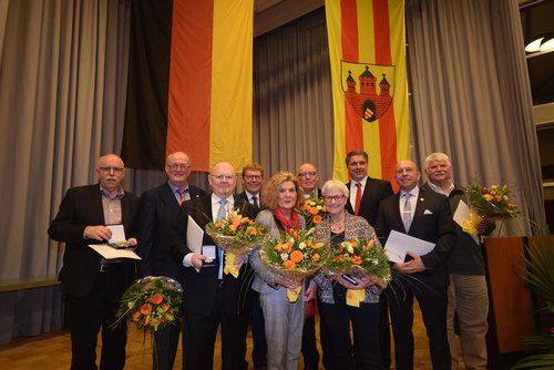 Oberbürgermeister Jürgen Krogmann (dritter von rechts) überreichte die Städtischen Ehrungen an neun Ehrenamtliche im Kulturzentrum PFL. Foto: Stadt Oldenburg