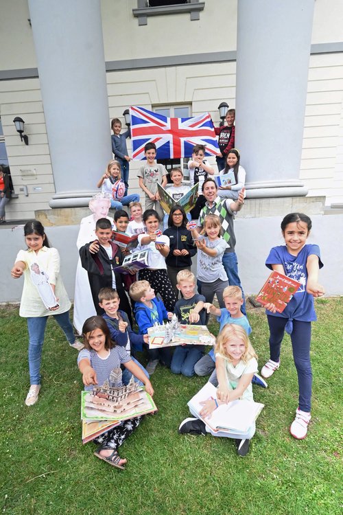 Der britische Autor David Fermer (im grün-grauen Pulli) inmitten der Klassen 3c von der Grundschule Nadorst. Foto: KIBUM