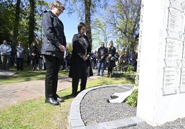 Bürgermeisterin Christine Wolff (vorne, rechts) und Pastorin Ines Heinke (vorne, links) legten in Gedenken an die Oldenburger Opfer der Zwangsarbeit im Zweiten Weltkrieg einen Kranz nieder. Foto: Sascha Stüber