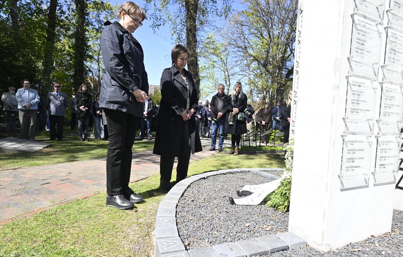Bürgermeisterin Christine Wolff (vorne, rechts) und Pastorin Ines Heinke (vorne, links) legten in Gedenken an die Oldenburger Opfer der Zwangsarbeit im Zweiten Weltkrieg einen Kranz nieder. Foto: Sascha Stüber