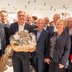 Vorschau: Jürgen Krogmann mit Kolleginnen und Kollegen aus der Stadtverwaltung, die einen Präsentkorb überreicht haben. Foto: Sascha Stüber