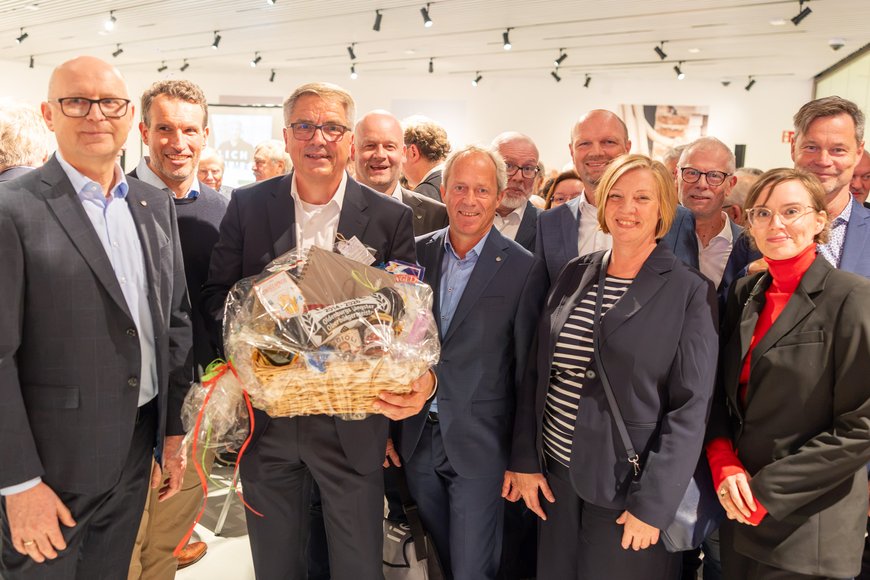 Jürgen Krogmann mit Kolleginnen und Kollegen aus der Stadtverwaltung, die einen Präsentkorb überreicht haben. Foto: Sascha Stüber