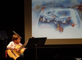 Oskar Bormuth spielt auf der Kinderbuchmesse 2018 Gitarre. Foto: Stadt Oldenburg