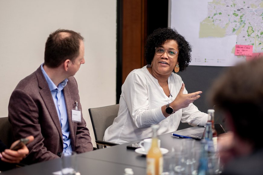 Teilnehmende diskutieren bei der Veranstaltung. Foto: Hauke-Christian Dittrich