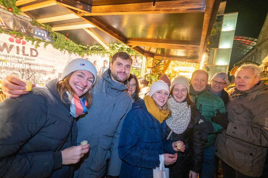 Besuchergruppe bei der Schwarzwaldbrennerei WILD auf dem Lamberti-Markt 2024. Foto: Sascha Stüber