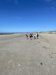 Ausflug Norderney. Spaziergang am Strand mit blauem Himmel. Foto:Stadt Oldenburg. 