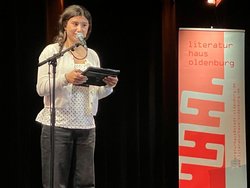 Eine Schülerin begrüßt die Jugendbuchautorin Susan Kreller mit einem Gedicht. Foto: Literaturhaus Oldenburg Eine Schülerin begrüßt die Jugendbuchautorin Susan Kreller mit einem Gedicht. Foto: Literaturhaus Oldenburg