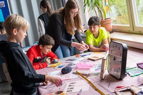 Kinder mit einer Lehrkraft im RUZ. Foto: Sascha Stüber