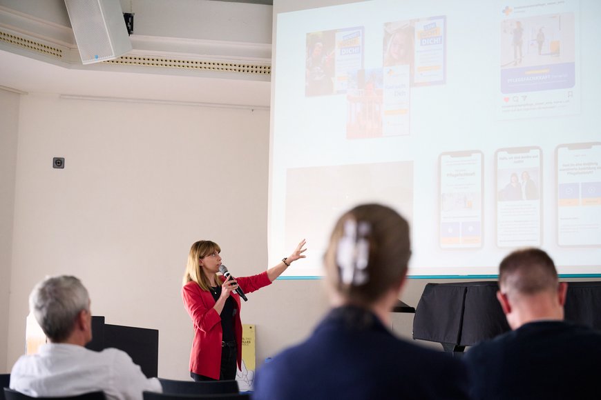 Julia Heisler zeigt in ihrer Session, wie man Social Media für digitale Fachkräfteanwerbung nutzen kann. Foto: Foto- und Bilderwerk