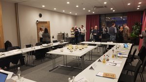 Im Kreis aufgebaute Tische mit Teilnehmerinnen und Teilnehmern des ISEK-Workshops mit benachbarten Gemeinden und Landkreisen. In der Mitte steht ein kleinerer Tisch mit einer Karte der Region. Foto: Stadt Oldenburg
