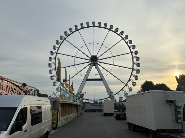Das Riesenrad „Mein Rad“ beim Aufbau am 29. September 2026. Foto: Stadt Oldenburg