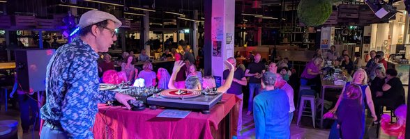 DJ Mr. 5ooo (links) legt auf zum Wilden Tanzen. Foto: Stadt Oldenburg