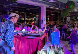 DJ Mr. 5ooo (links) legt auf zum Wilden Tanzen. Foto: Stadt Oldenburg