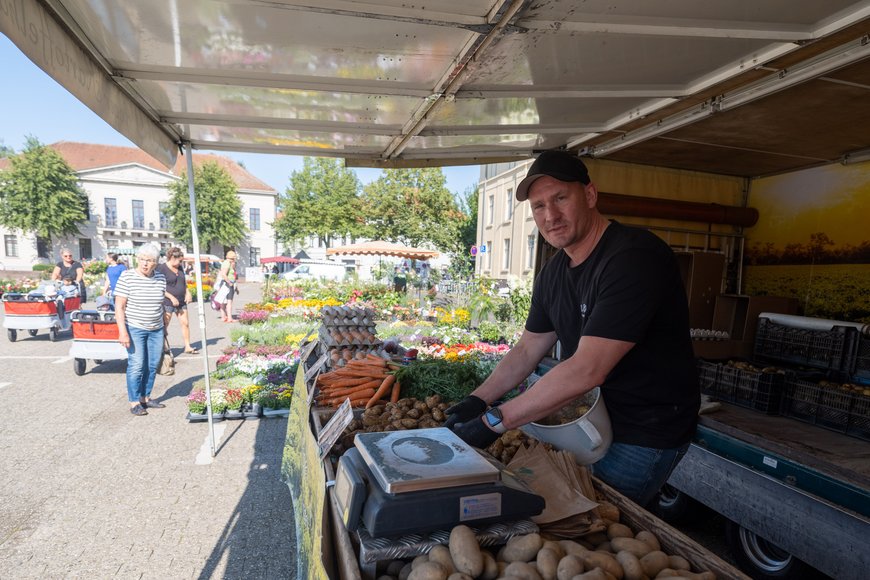 Ein Stand mit Kartoffeln auf dem Wochenmarkt auf dem Pferdemarkt. Foto: Sascha Stüber