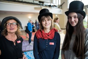 Helferinnen auf dem Marktplatz der Kulturellen Bildung. Foto: Dirk Lindes