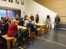 Teilnehmende an der Konferenz „Leben im Quartier“ im November 2021 sitzen in der Mensa der IGS Kreyenbrück. Foto: Stadt Oldenburg