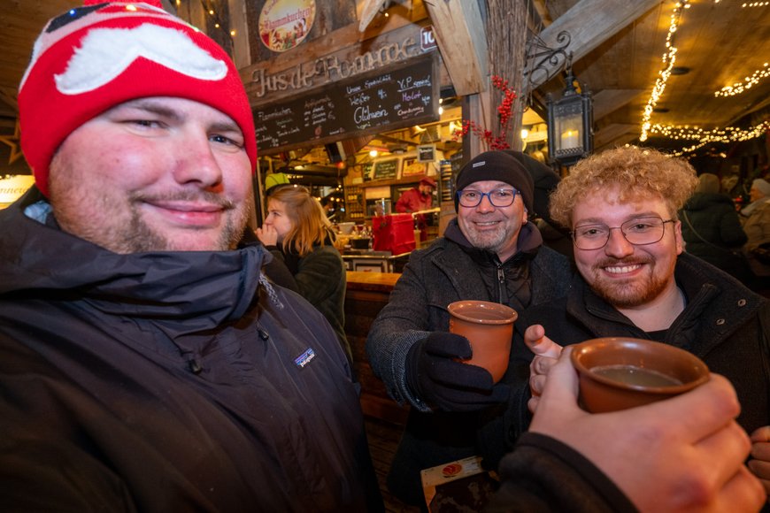 Besuchergruppe bei „Vive La Vie“ auf dem Lamberti-Markt 2024. Foto: Sascha Stüber