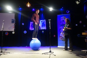 Zirkuspädagogin Uda Kluge mit ihrer Tochter auf der Bühne des „Wilhelm13“. Foto: Stadt Oldenburg.