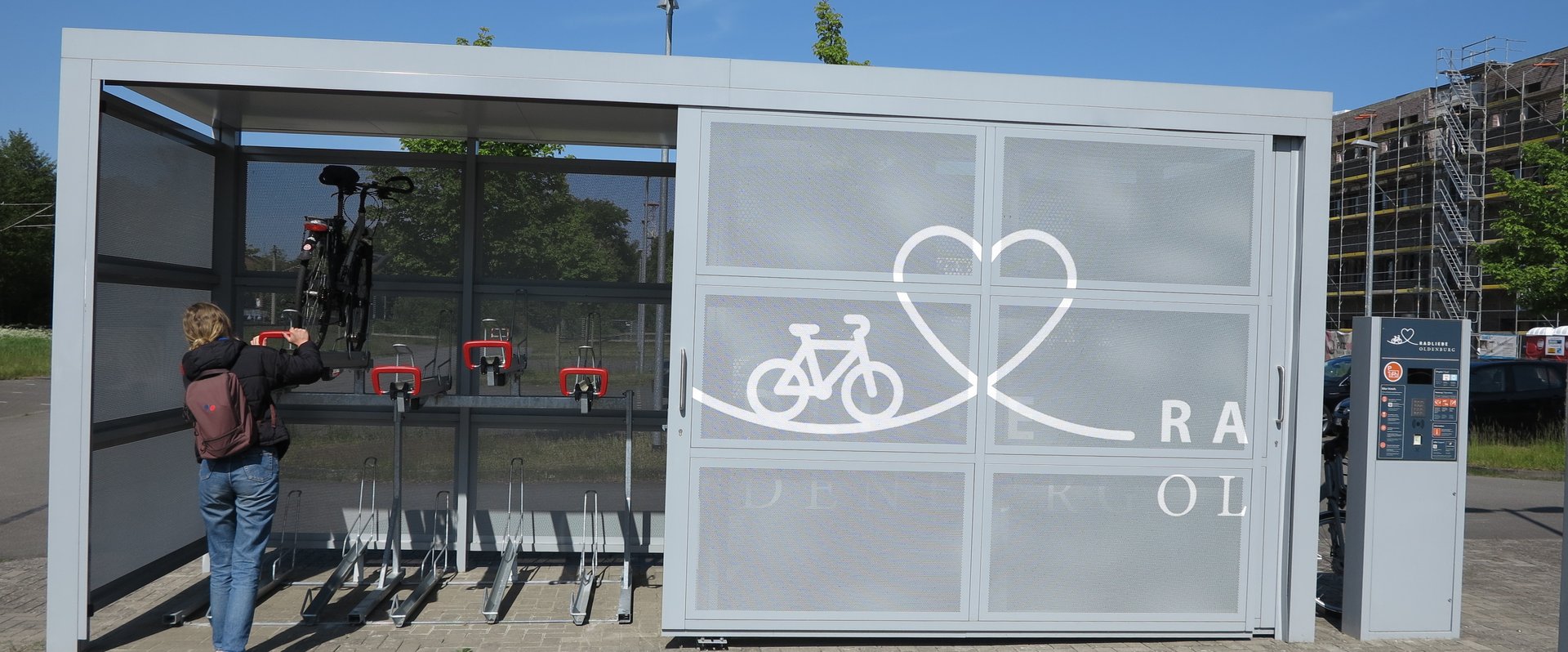 Eine Person stellt ein Fahrrad in die Sammelschließanlage. Foto: Stadt Oldenburg