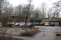 Gemeindezentrum Blick von vorne mit Parkplätzen, Autos und Straße Hartenkamp, Foto: Stadt Oldenburg