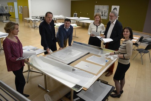 Anna-Julia Reinking (Claus Hüppe-Stiftung) mit den Jurymitgliedern Dirk Dobke (Leiter der Griffelkunstvereinigung Hamburg), Rik Reinking (freier Kurator und Sammler aus Hamburg), Jutta Moster-Hoos (Leiterin des Horst-Janssen-Museums), Prof. Dr. Wulf Herz Anna-Julia Reinking (Claus Hüppe-Stiftung) mit den Jurymitgliedern Dirk Dobke (Leiter der Griffelkunstvereinigung Hamburg), Rik Reinking (freier Kurator und Sammler aus Hamburg), Jutta Moster-Hoos (Leiterin des Horst-Janssen-Museums), Prof. Dr. Wulf Herz