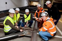 Stellten die horizontale Stahlkonstruktion zur Absicherung der Tiefgarage am Stadtmuseum vor: Stadtrat Holger Denckmann, Projektleiter Pascal Strixner, Axel Knorr, Marian Hartleb, Hans-Josef Harnisch und Philip Schreiber. Foto: Sascha Stüber Foto: Sascha Stüber