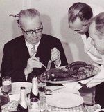 Gustav Heinemann beim Grünkohl essen. Foto: Stadt Oldenburg