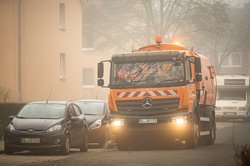 Kehrmaschine kehrt eine Straße. Foto: Stadt Oldenburg