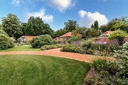 Der Schlossgarten in Oldenburg, eine historische Parkanlage mit malerischer Vielfalt, ist zu jeder Jahreszeit einen Besuch wert. Foto: Mittwollen und Gradetchliev