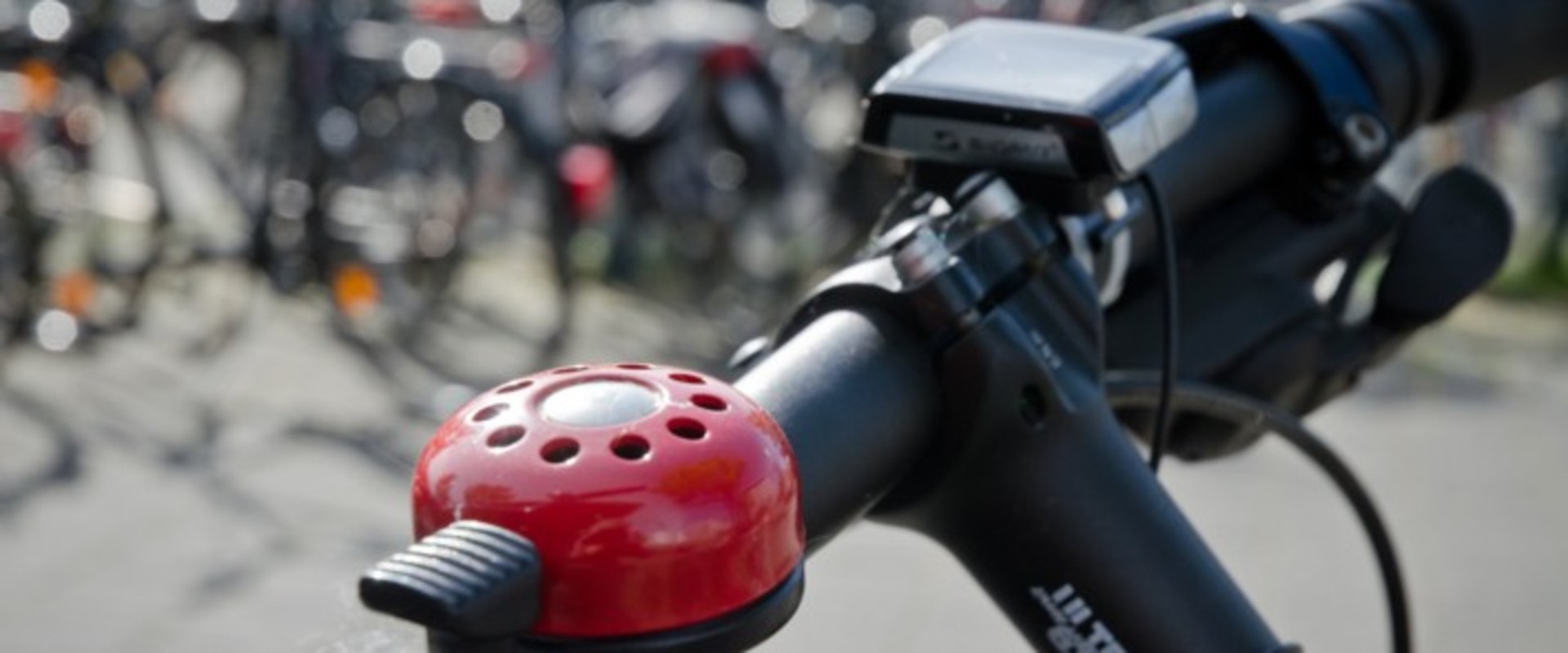 Fahrradlenker mit roter Klingel und Tacho. Foto: Peter Duddek