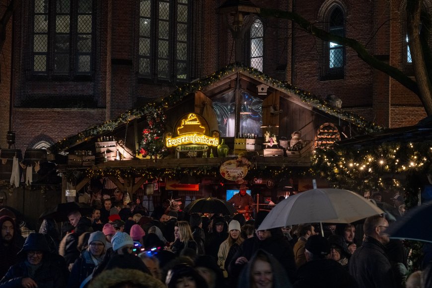 Blick über den Rathausmarkt im Regen beim Lamberti-Markt 2023. Foto: Sascha Stüber