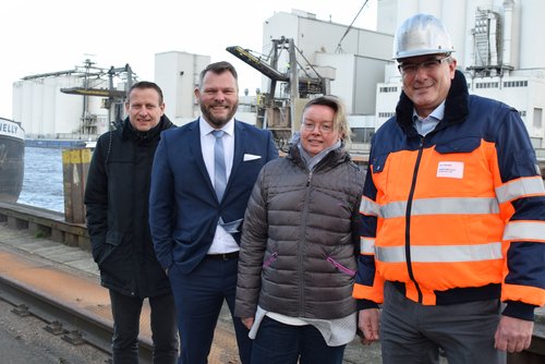 Berichten über das Hafen-Jahr 2019 (von links): Norbert Plaggenborg (Geschäftsführer Oldenburger Hafenwirtschaftsgemeinschaft), Timo Schön (Geschäftsführer Seaports of Niedersachsen), Ramona Krupke (Betriebsleitung, Eigenbetrieb Hafen, Stadt Oldenburg) und Nico Steudel (Geschäftsführer Rein-Umschlag und Vorsitzender der Oldenburger Hafenwirtschaftsgemeinschaft). 