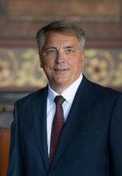 Oberbürgermeister Jürgen Krogmann stehend im Ratssaal.