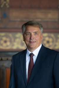 Oberbürgermeister Jürgen Krogmann stehend im Ratssaal.
